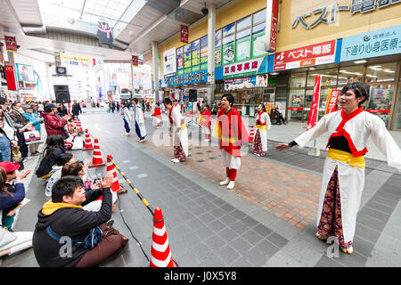 Japan, Kumamoto, Hinokuni Yosakoi Dance Festival. Women's kleines Team stand vor klatschenden Publikum in Shopping Mall in ihren Tanz abgeschlossen. Stockfoto