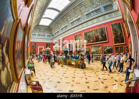 ST. PETERSBURG, Russland - 12. Juli 2016: Central Hall der neuen Eremitage - die großen Oberlichtsaal. Hier ist die Ausstellung "Kunst von Italien 17-18 Cent Stockfoto