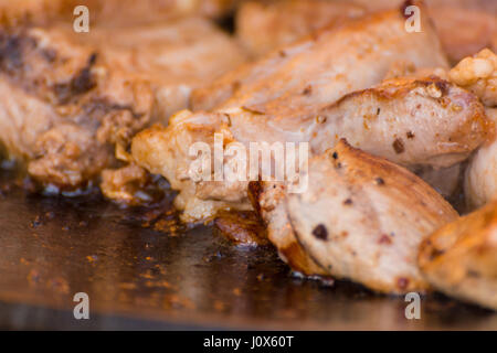 Das Fleisch wird in einem Kessel gekocht. Stockfoto