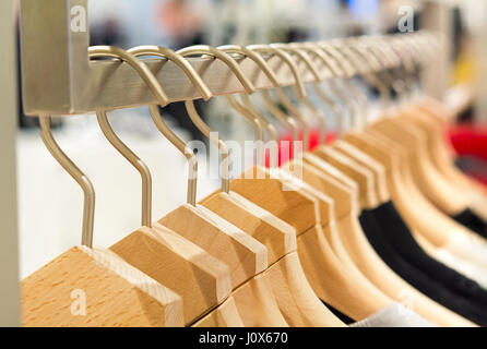 Kleidung auf Bügel in der modernen Shop-boutique Stockfoto