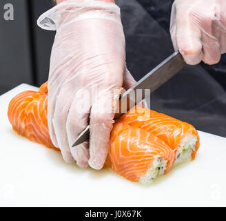 Nahaufnahme von Sushi auf Teller serviert. Stockfoto
