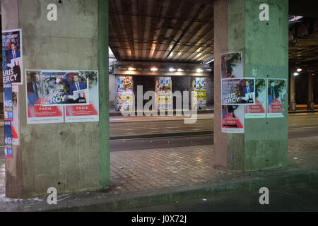 Plakate in Paris für 2017 französischen Präsidentschaftswahlkampf Stockfoto