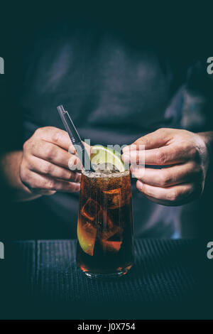 Barkeeper ist rum je Getränk Cocktail mit Limetten dekorieren. Stockfoto