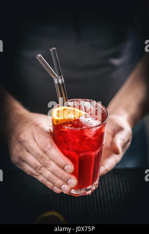 Barkeeper servieren frischen roten alkoholfreie cocktail Stockfoto