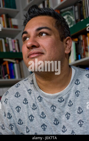 Nikesh Shukla britischer Verfasser dessen neues Buch "Coconut Unlimited" - eine bittersüße, tragisch-Geek Feier des Beats, Rhymes und aufwachsen "wurde nominiert für den Costa first Novel Award 2011 in der London Review der Bücher Buchhandlung in London abgebildet 02.03.2011 Stockfoto