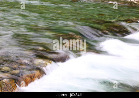 Schöne schnelle reine Gletscherfluss mit Steinen in Norwegen Stockfoto