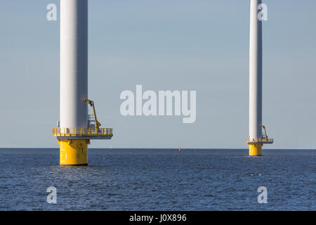 Gründung der großen Windkraftanlagen im Meer stehend Stockfoto