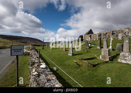 Vorbeifahrenden Ort Zeichen auf einspurigen Straße unangemessen angrenzend an Friedhof und Kirche in der Nähe von Torrin auf der Isle Of Skye, Schottland ruiniert. Stockfoto