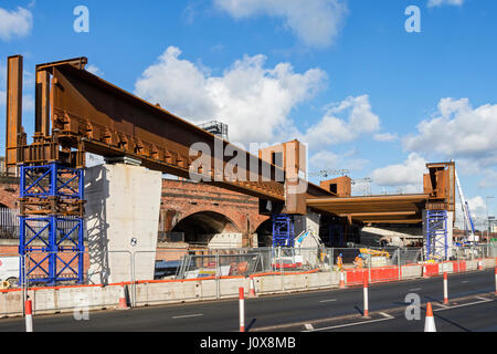 Brücken im Bau über Trinity Weg für die neue Schiene verbinden, die Ordsall Akkord, Salford, Manchester, England, UK Stockfoto