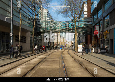 Zweite Stadt überqueren gerade fertiggestellte Straßenbahn Strecke, Corporation Street, Manchester, England, UK Stockfoto