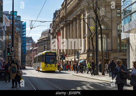 Die gerade fertiggestellte zweite Stadt überqueren Straßenbahnlinie, von Exchange Theatre, Cross Street, Manchester, England, UK Stockfoto