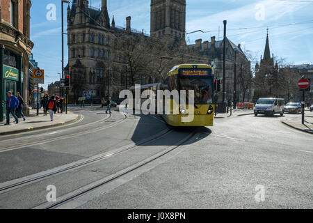 Die gerade fertiggestellte zweite Stadt überqueren Straßenbahnlinie, vom Rathaus, Albert Square.  Von Cross Street, Manchester, England, Vereinigtes Königreich Stockfoto