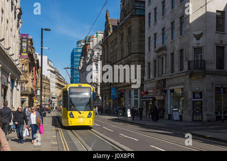 Der Metrolink-Straßenbahn auf zweite Stadt überqueren gerade fertiggestellte Straßenbahn Strecke, Cross Street, Manchester, England, UK Stockfoto