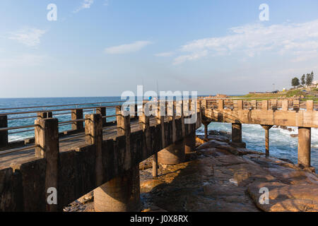 Strand Meer Peir Steg mit Menschen nicht identifizierte mit Angelruten Linien heraus in Richtung blaue Wasser. Stockfoto