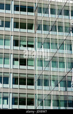 'Nr. 3 Hardman Quadrat' Gebäudes spiegelt sich in dem Glas die "Nr. 1 Spinningfields' Gebäude, Spinningfields, Manchester, UK Stockfoto