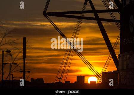 Die Zentrum Skyline bei Sonnenuntergang von Etihad (ehemals City of Manchester) Stadion, Manchester, England, Großbritannien Stockfoto