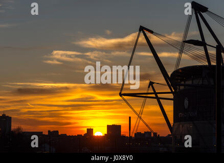 Die Zentrum Skyline bei Sonnenuntergang von Etihad (ehemals City of Manchester) Stadion, Manchester, England, Großbritannien Stockfoto