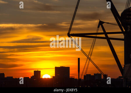 Die Zentrum Skyline bei Sonnenuntergang von Etihad (ehemals City of Manchester) Stadion, Manchester, England, Großbritannien Stockfoto