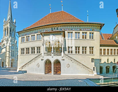 Die mittelalterlichen Gebäude der City Hall (Rathaus), in den Rathausplatz und Schlafbäumen mit der katholischen Kirche St. Peter und Paul, Bern, Swi Stockfoto