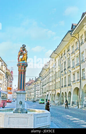 BERN, Schweiz - 3. März 2011: The Simsonbrunnen (Samson-Brunnen) ist das mittelalterliche Wahrzeichen der Kramgasse Einkaufsstraße in der Altstadt, am 3. März ich Stockfoto