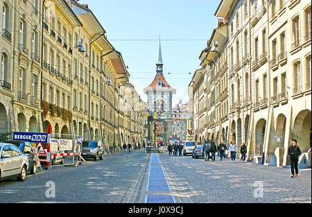 BERN, Schweiz - 3. März 2011: Der Spaziergang entlang der mittelalterlichen Kramgasse Einkaufsstraße, der berühmten Uhrturm Zytglogge mit astronomischen erhalten Stockfoto