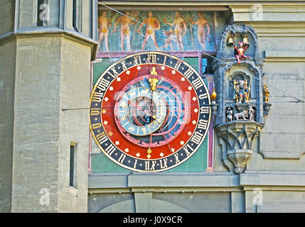 Das Wahrzeichen der Stadt Bern - die astronomische Uhr am Zytglogge Turm, geschmückt mit Fresken, Darstellung der römischen Götter, Tierkreis Zifferblatt bewegte Figuren und werden Stockfoto