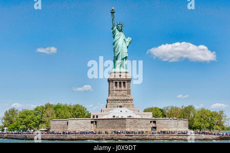 New York, USA - 22. Mai 2015. Touristen, die eine berühmte Skulptur an einem sonnigen Tag im Mai. Die Freiheitsstatue ist ein Geschenk von den Franzosen zu Stockfoto