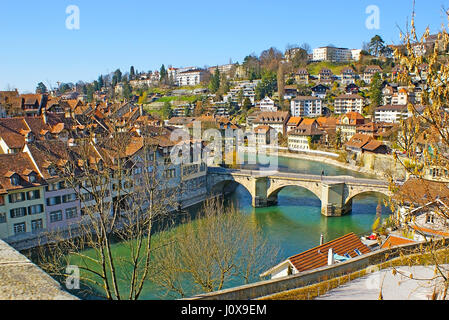 Die Stein gewölbt Untertor Brücke zwei Ufer der Aare-Fluss verbindet, besetzt von alten Bern, Schweiz. Stockfoto