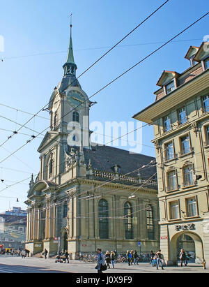 BERN, Schweiz - 3. März 2011: Der hohe Glockenturm der Kirche des Heiligen Geistes (Heiliggeistkirche), befindet sich in der Spitalgasse, am 3. März in Bern. Stockfoto