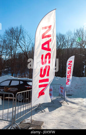 SAMARA, Russland - 14. Februar 2016: Autohaus Fahnen Nissan über blauen Himmel im sonnigen Tag. Nissan ist ein japanischer multinationalen Automobilunternehmen Stockfoto