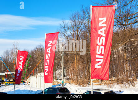 SAMARA, Russland - 14. Februar 2016: Autohaus Fahnen Nissan über blauen Himmel im sonnigen Tag. Nissan ist ein japanischer multinationalen Automobilunternehmen Stockfoto