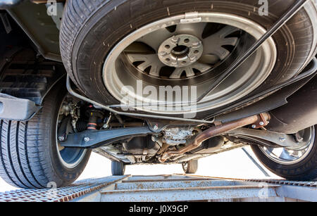 SAMARA, Russland - 14. Mai 2016: Blick von der Unterseite des Autos Mitsubishi Outlander. Mitsubishi Motors Corporation ist ein japanisches Automobil manufactur Stockfoto