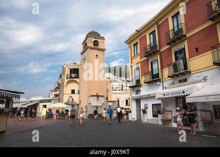 Capri, Italien - 31. August 2016: Touristen besuchen Piazza Umberto I, dem berühmtesten Platz der Insel Capri. Stockfoto