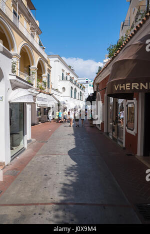 Capri, Italien - 31. August 2016: Touristen besuchen Luxusgeschäfte an der berühmten Via Camerelle Street. Stockfoto