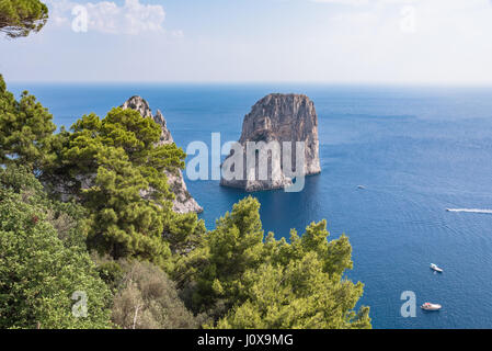 Luftaufnahme der Faraglioni Felsen auf der Insel Capri, Kampanien, Italien Stockfoto