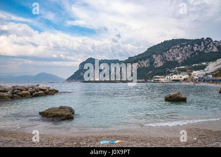 Blick auf öffentlichen Strand auf der Insel Capri an einem bewölkten Tag, Kampanien, Italien Stockfoto