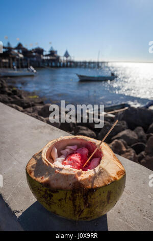 Frische Kokosnuss mit Chili-Sauce auf der Promenade von Altata, Sinaloa, Mexiko. Stockfoto