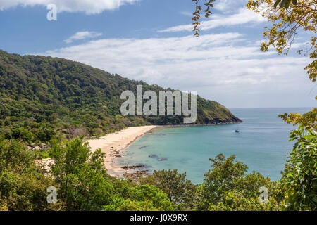 Blick auf Bamboo Bay Strand mit Regenwald hinter in Koh Lanta Yai, Provinz Krabi, Thailand, Südostasien Stockfoto