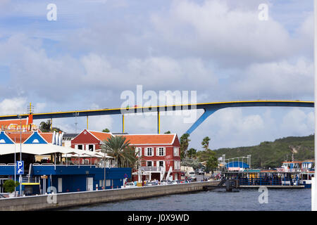 Die Königin Juliana Brücke erhebt sich über St. Anna Bay in Willemstad, Curacao. Stockfoto