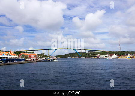 Die Königin Juliana Brücke erhebt sich über St. Anna Bay in Willemstad, Curacao. Stockfoto