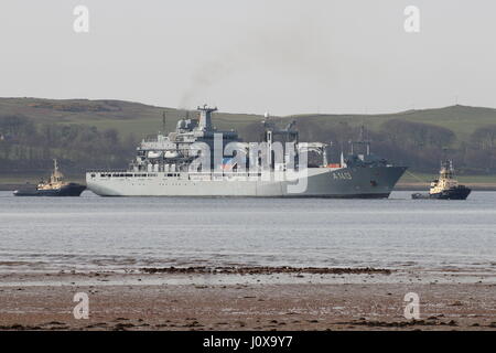 FGS Bonn (A1413), ein Berlin-Klasse Nachschub Schiff der deutschen Marine, während der Übung Joint Warrior 17-1 in Hunterston eskortiert wird. Stockfoto