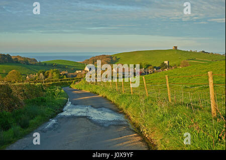 Einem am frühen Morgen Blick über die hügelige Landschaft von Dorset in Richtung St. Catherines Kapelle und das kleine Dorf Abbotsbury. Stockfoto