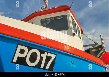 Bunte Fischerboote am Kai in Dorset am Meer Stadt von West Bay. Stockfoto