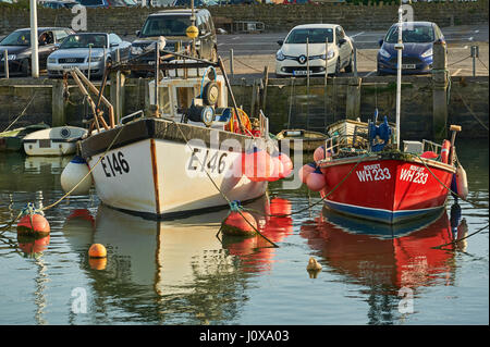 Flut, Angelboote/Fischerboote und Trawler in der kleinen Küstenstadt Stadt von West Bay auf Dorset Jurassic Coast. Stockfoto