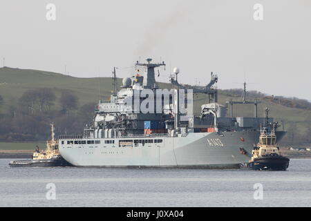 FGS Bonn (A1413), ein Berlin-Klasse Nachschub Schiff der deutschen Marine, während der Übung Joint Warrior 17-1 in Hunterston eskortiert wird. Stockfoto