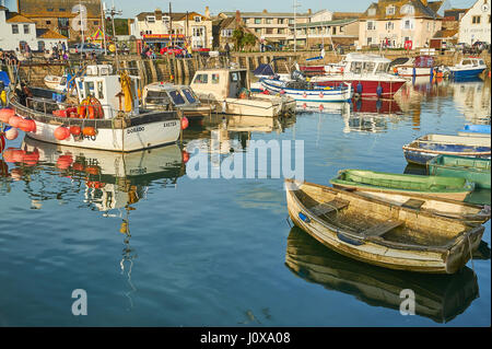 Flut, Angelboote/Fischerboote und Trawler in der kleinen Küstenstadt Stadt von West Bay auf Dorset Jurassic Coast. Stockfoto