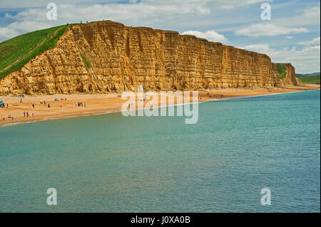 Sandsteinfelsen von East Cliff in Dorset am Meer Stadt von West Bay. Die berühmten Klippen sind auf der Jurassic Coast und etwa 150 Millionen Jahre alt. Stockfoto