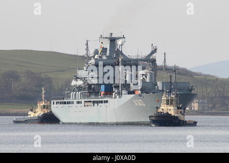 FGS Bonn (A1413), ein Berlin-Klasse Nachschub Schiff der deutschen Marine, während der Übung Joint Warrior 17-1 in Hunterston eskortiert wird. Stockfoto