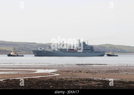 FGS Bonn (A1413), ein Berlin-Klasse Nachschub Schiff der deutschen Marine, während der Übung Joint Warrior 17-1 in Hunterston eskortiert wird. Stockfoto