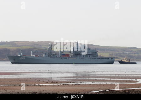 FGS Bonn (A1413), ein Berlin-Klasse Nachschub Schiff der deutschen Marine, während der Übung Joint Warrior 17-1 in Hunterston eskortiert wird. Stockfoto